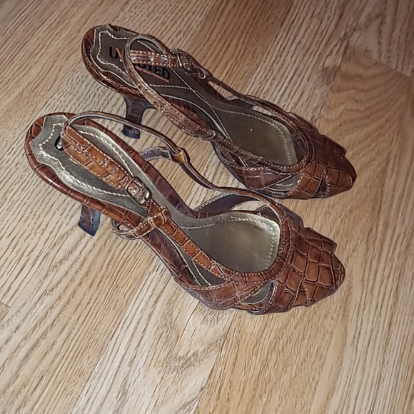 Golden brown unlisted heels. - Picture 2 of 2